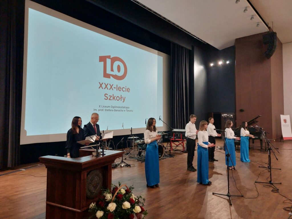 X LO w Toruniu obchodziło swoje 30-lecie.