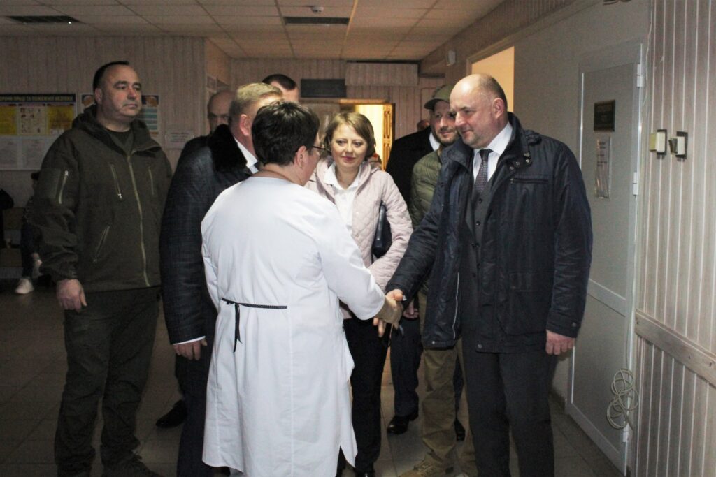 Piotr Całbecki odwiedził szpital w Ukrainie.