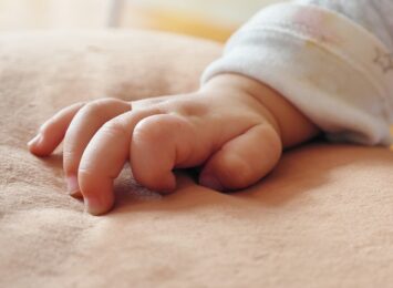dziecko niemowlę ręka