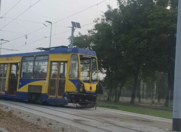 Na ulicy Legionów w Toruniu wykoleił się tramwaj.