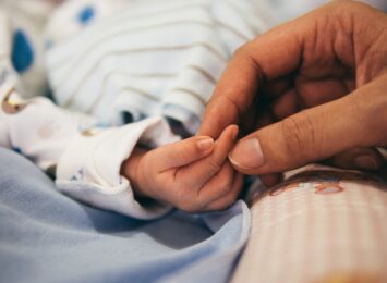 ręce niemowlę noworodek dziecko oddział ginekologiczno-położniczy
