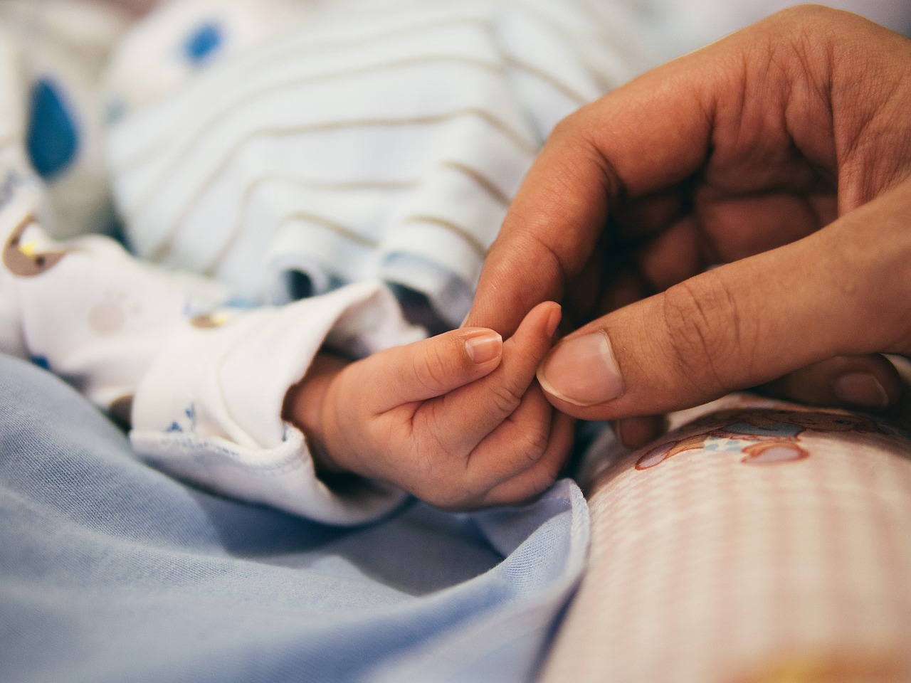 ręce niemowlę noworodek dziecko oddział ginekologiczno-położniczy