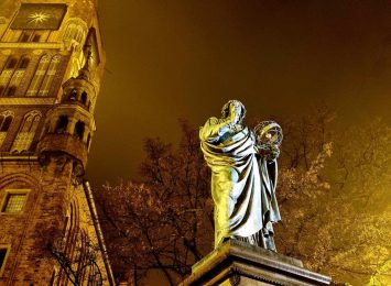 Kopernik noc Toruń mgła pomnik starówka ratusz
